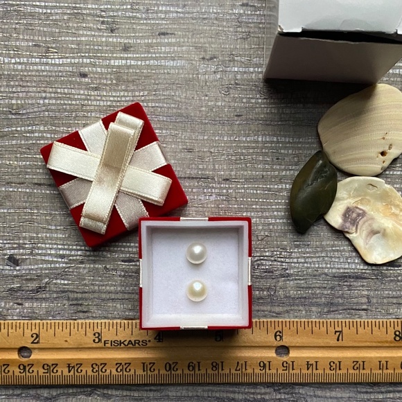 Avon Freshwater Pearl Earrings In Present Gift Box - Picture 5 of 7